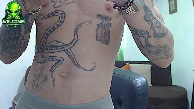 Show modela alpha_zom na web-kameri