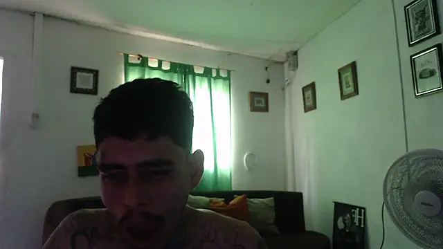 הופעת וובקאם של alpha_zom