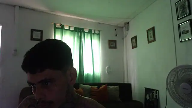 הופעת וובקאם של alpha_zom