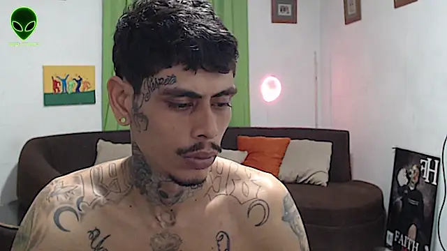 Show modela alpha_zom na web-kameri