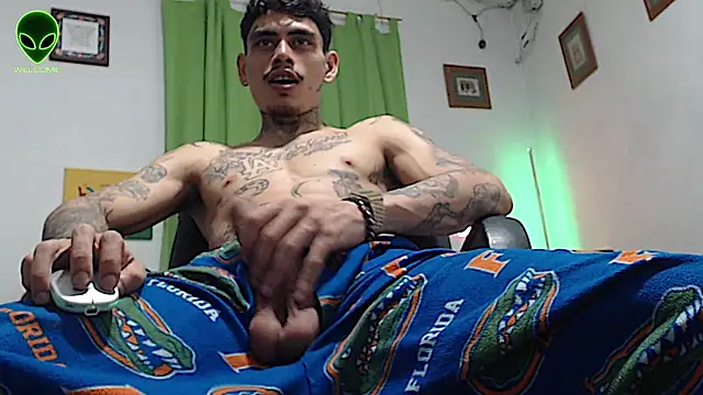 alpha_zom's Webcam Show