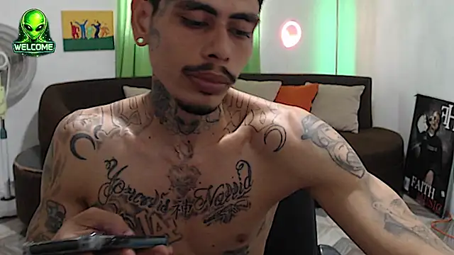 alpha_zom's Webcam Show