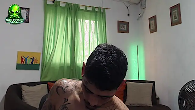 alpha_zom: διαδικτυακό σόου στην κάμερα
