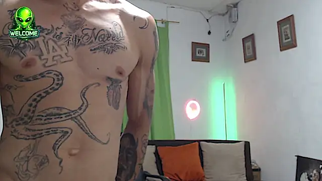Show modela alpha_zom na web-kameri
