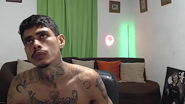 הופעת וובקאם של alpha_zom
