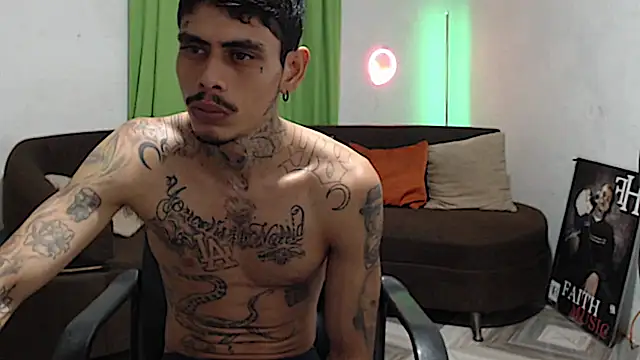 Show modela alpha_zom na web-kameri
