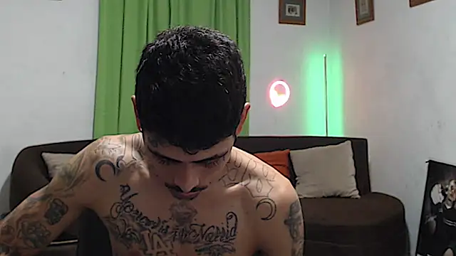 הופעת וובקאם של alpha_zom