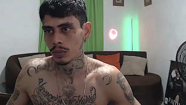 Show modela alpha_zom na web-kameri