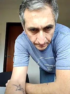 Show modela Alejandro83bsf na web-kameri