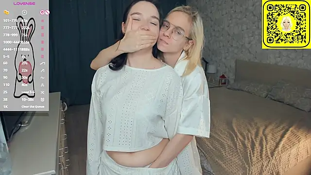 KarinStfleur Show in webcam