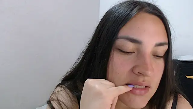 -brendda- Adlı Modelin Canlı XXX Sohbeti
