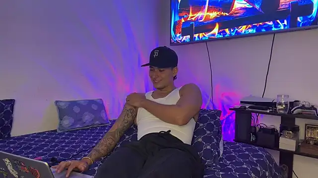 SexxxySquirterStev777 webcam show