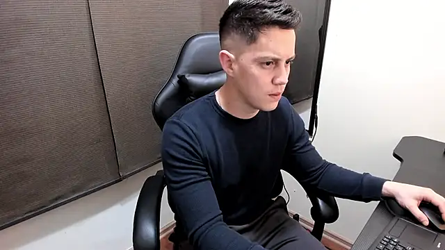 Show modela KendricTorres na web-kameri