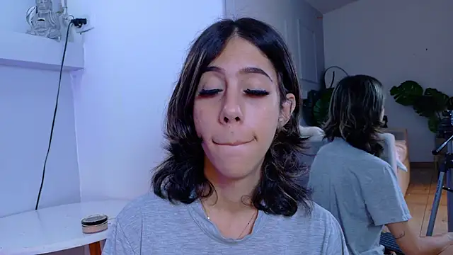 ZoeyPetit 现场性爱视讯表演