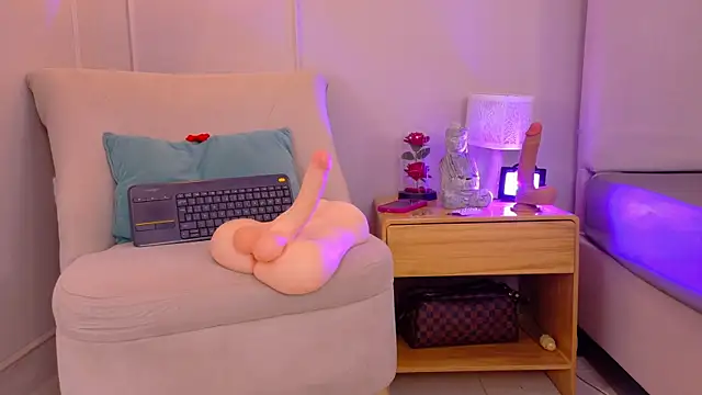 Show modela ZoeyPetit na web-kameri