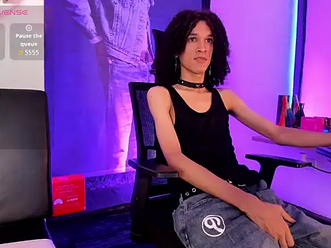 הופעת וובקאם של anddy_hugecock