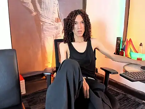 הופעת וובקאם של anddy_hugecock