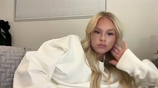 kenziesmithh: διαδικτυακό σόου στην κάμερα