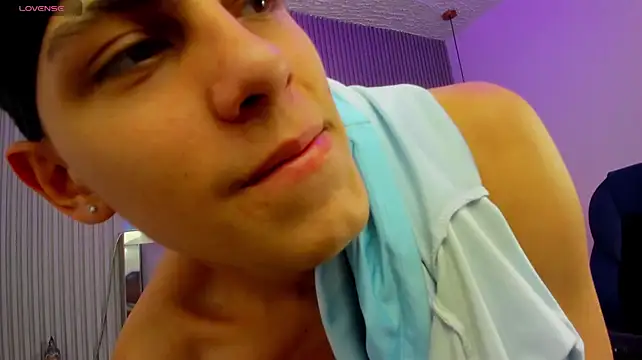 Show modela Ethanx18_ na web-kameri