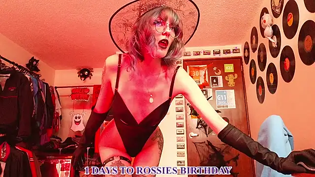 Rossiee_huntt Show in webcam