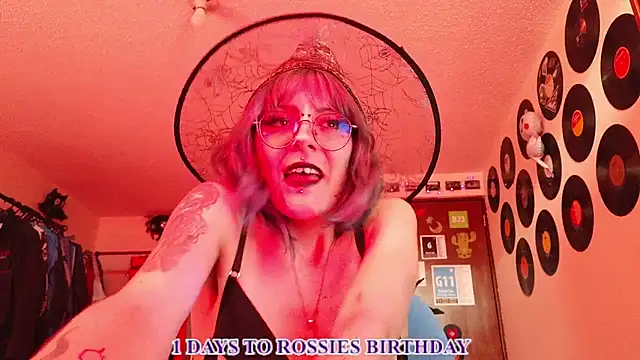 Rossiee_huntt Show in webcam