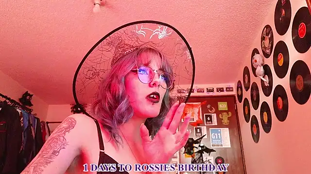 Rossiee_huntt Show in webcam