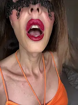 EliseAfterDark Show in webcam
