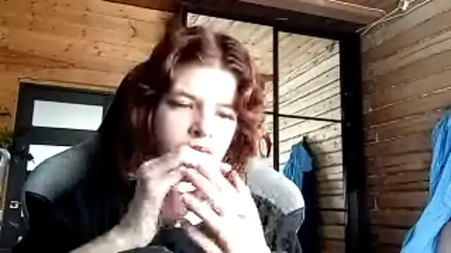 LowkeyIndigo – Naživo chatovacia miestnosť