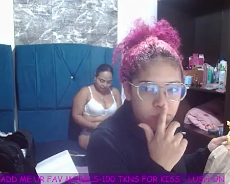 HOTTGIRLSCURVYS' Webcam Show