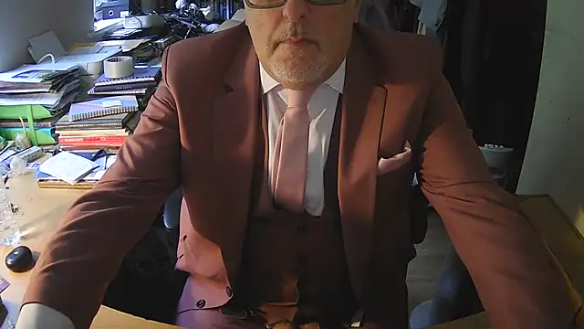 Pokazy przed kamerką – SuitedSub63
