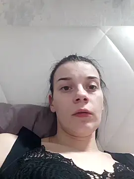 Show modela LunaAdika777 na web-kameri