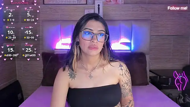 הופעת וובקאם של mia_devine_