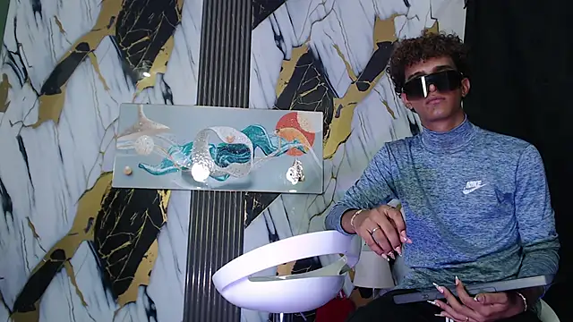 GOLDEN_2026 webcam show