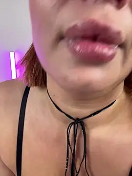 Chat +18 de FoxyRedMamy ao vivo
