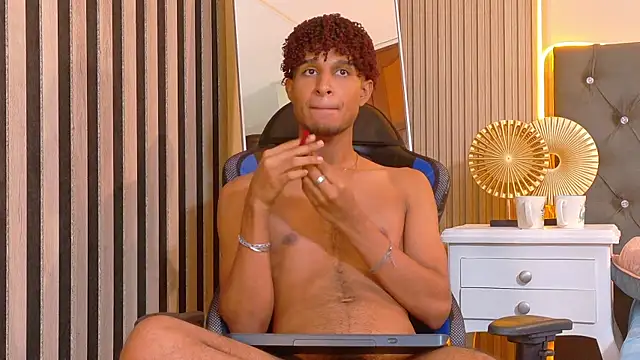 Alex_Bloom Show in webcam