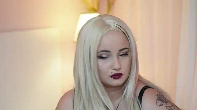 AdelineMoon Webcam show