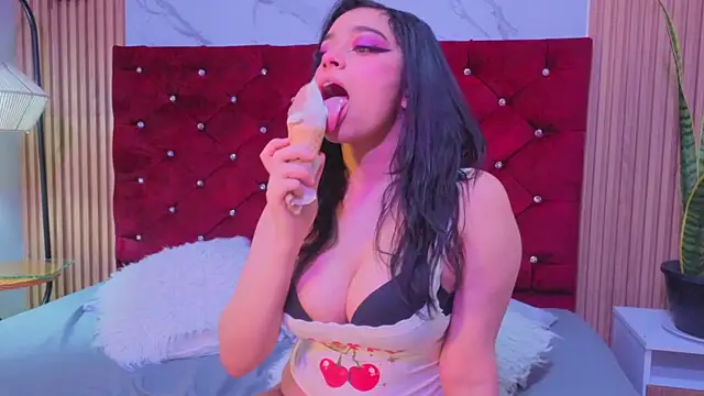 Kira-Berry's Live XXX Chat