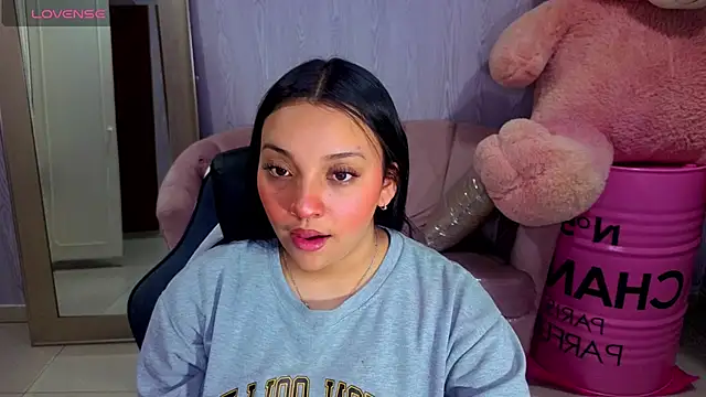 Chat +18 de lia_harper_t ao vivo
