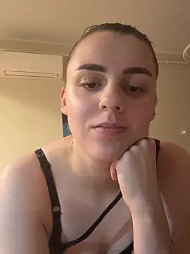 ema-emanuela লাইভ চ্যাট রুম