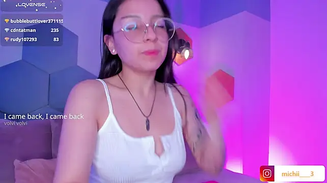 XXX chat uživo modela kitty_patitas_suavesss