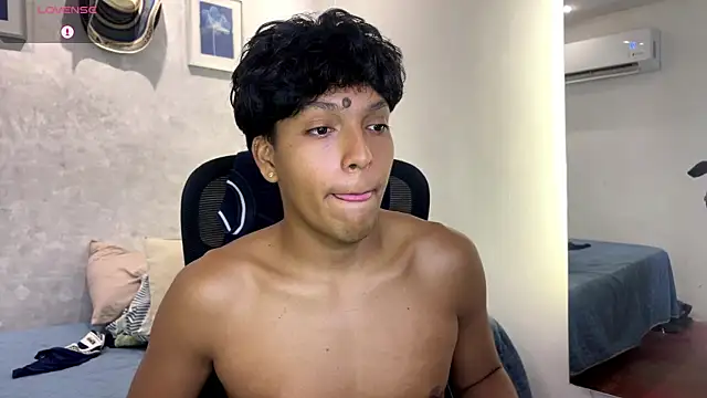 Show modela Brad_bonnet_ na web-kameri