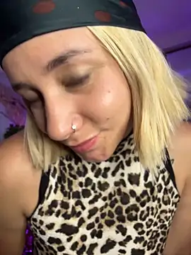 Show modela noah_ec na web-kameri