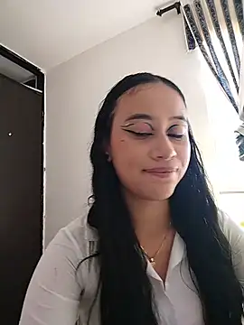 L0lita_Emi12 Adlı Modelin Canlı XXX Sohbeti