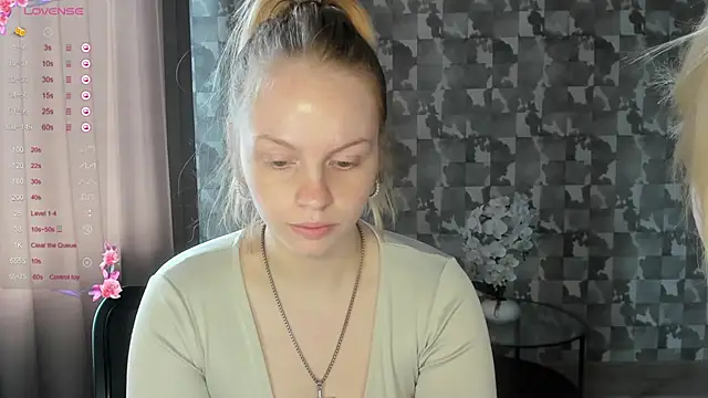 L_aura Webcam Show