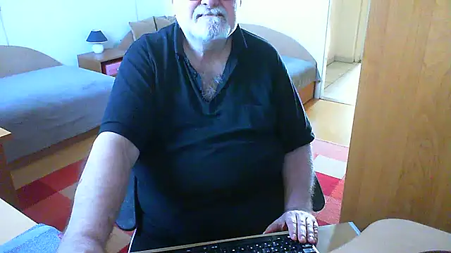 Show modela petvarad na web-kameri