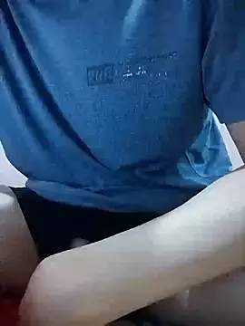 Zineyy 在線直播表演