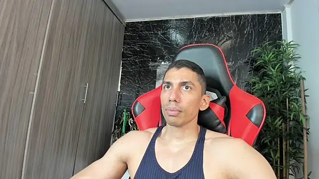 הופעת וובקאם של Erik_castle