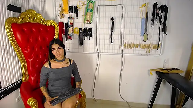 Aiiko_Domme's Webcam Show