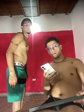 Pokazy przed kamerką – your_gay_party