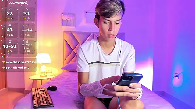 Baby_noahtt Show in webcam